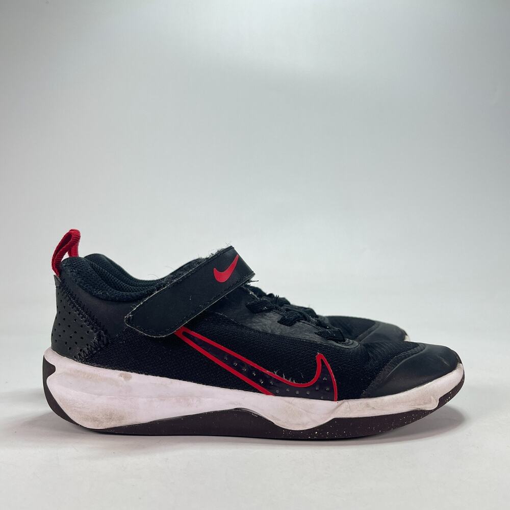Nike Omni Multi-Court Black White Red Athletic Sneakers Shoes DM9026-008 Size 1Y